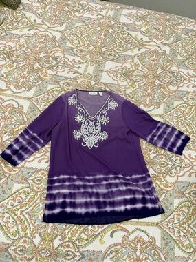 Chico's Purple Tie-Dye Embellished V-Neck Blouse size 1. EUC